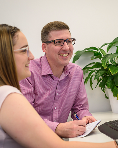 Relationship team in front of a computer screen